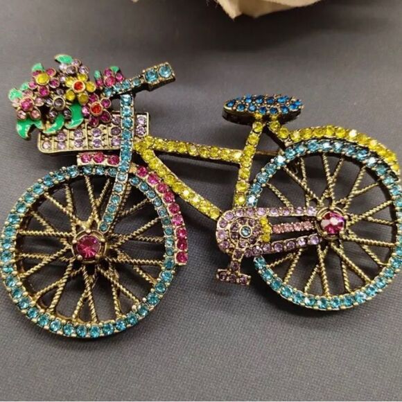 🚲 Betsey Johnson NEW multicolored sparkling crystal bicycle brooch 🚲 - Picture 3 of 5